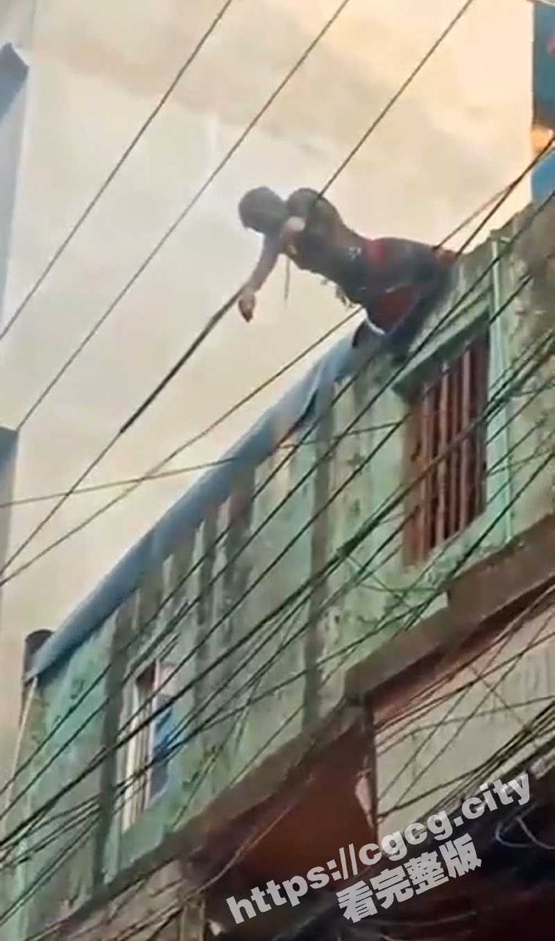 印度阿三触电着火 全身被烤焦变黑 空气中弥漫着一股烤焦的气味 画面渗人！ - 51吃瓜网-51吃瓜网