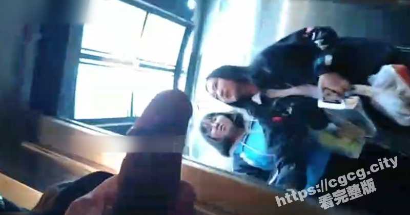 变态佬追着两个女学生在后面打飞机 女生报警后他还跟到电梯前 女生被吓得手机都掉到在了地上-51吃瓜网