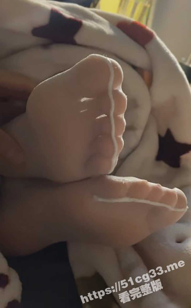 兄妹乱伦！禽兽哥哥趁妹妹睡觉 玩弄妹妹的白丝小脚 摸醒之后后入无套内射！ - 51吃瓜网-51吃瓜网