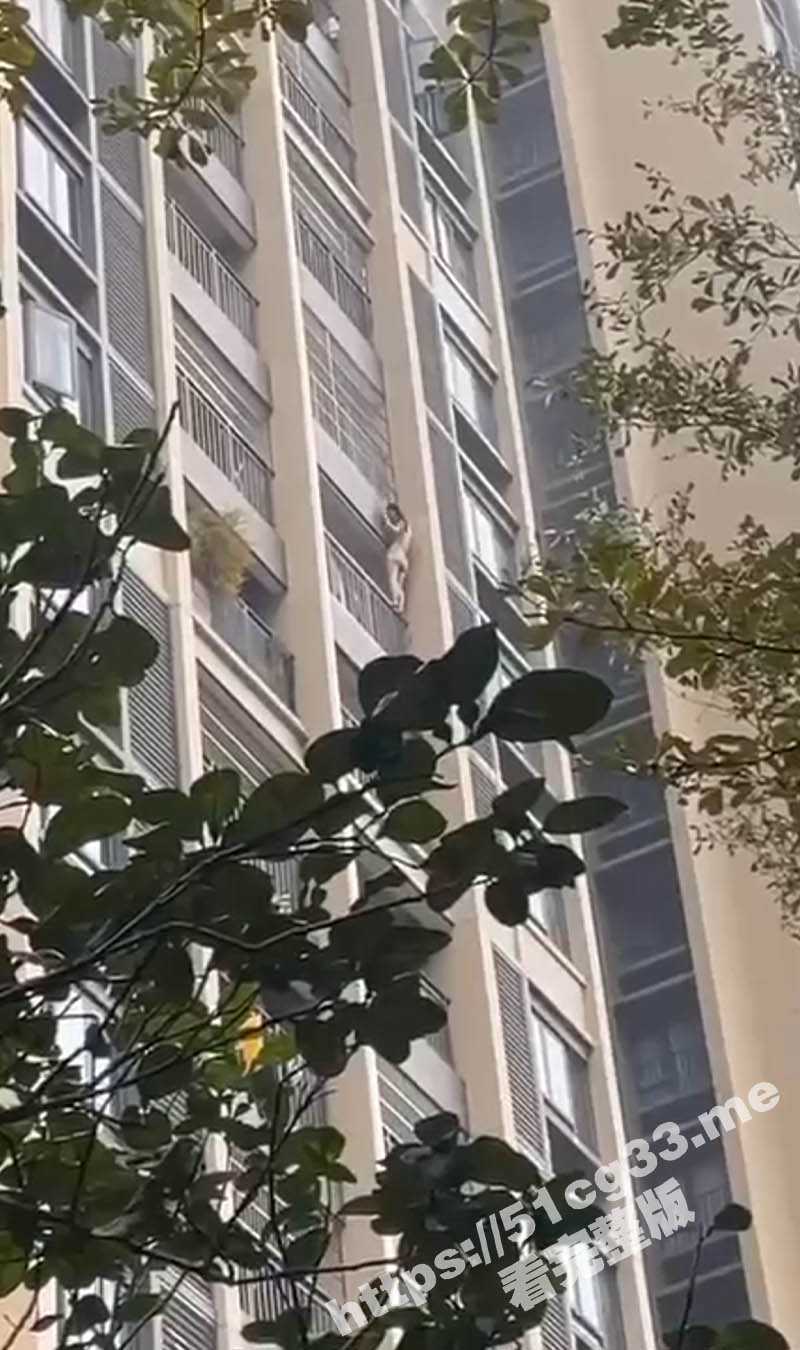 一小区高楼发生火灾 女子全裸悬挂在楼体外 向下攀爬捡回一条命！ - 51吃瓜网-51吃瓜网