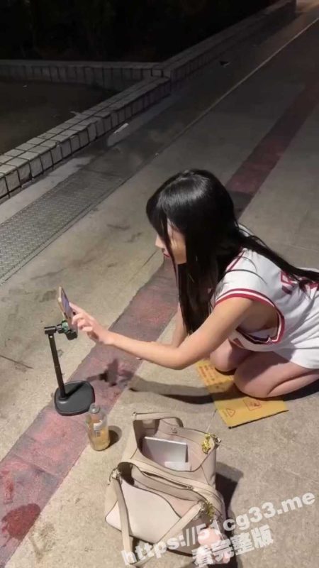 高颜值主播 玲奈 在台北车站前直播时 有猥琐男对她打手枪 报警后警察查证是自导自演！-51吃瓜网