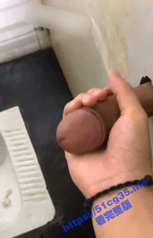 基佬搞基现在都这么玩了 在厕所搞鸟洞了 这样既能不面基 还能沉浸在自己的幻想里-51吃瓜网
