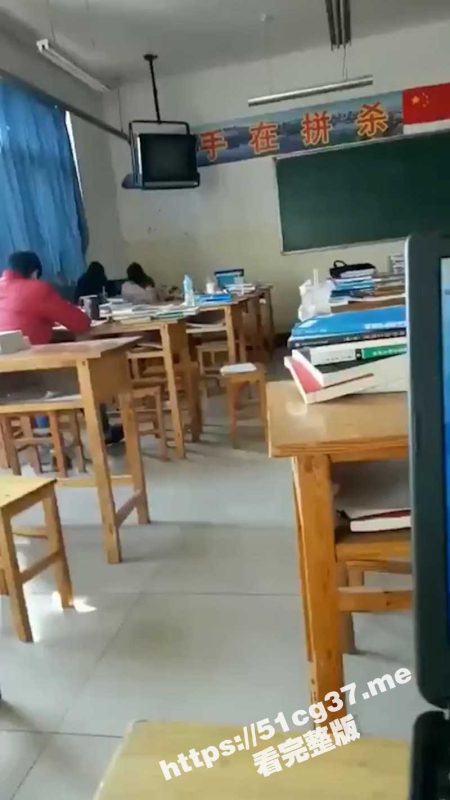 反差母狗老师 在教室里给男同学深喉吃鸡巴 还有其他同学在补习 谁认识这个老师？-51吃瓜网