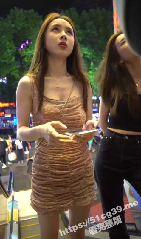 偷拍抄底天花板  多位极品黑丝白丝肉丝嫩妹大长腿 穿丁字裤逛商场  真的太诱人了！-51吃瓜网