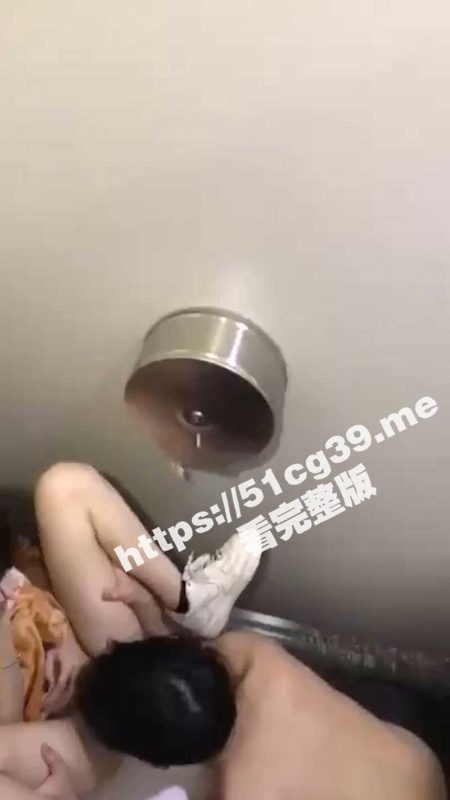 同学聚会期间 班长竟然背着众人去厕所和同班同学啪啪啪！班长舔逼舔得太投入 竟然没有发现被偷怕-51吃瓜网