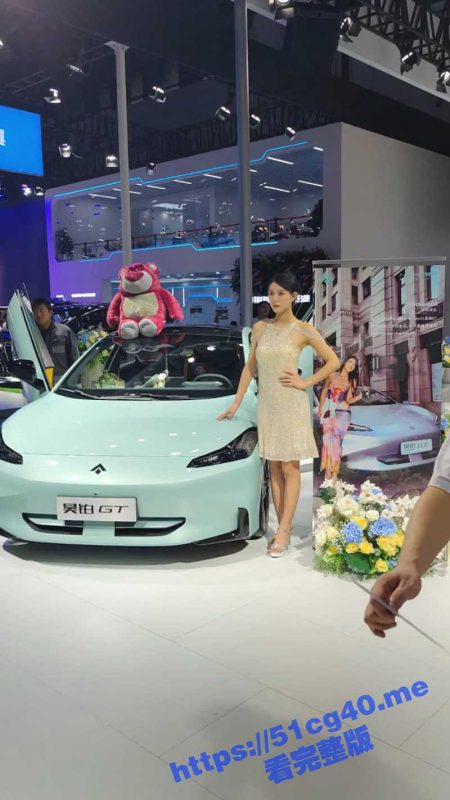 新春巨献 2023车展抄底！抖音说车博主 车展礼仪 极品车模 裙底风光一览无遗！-51吃瓜网