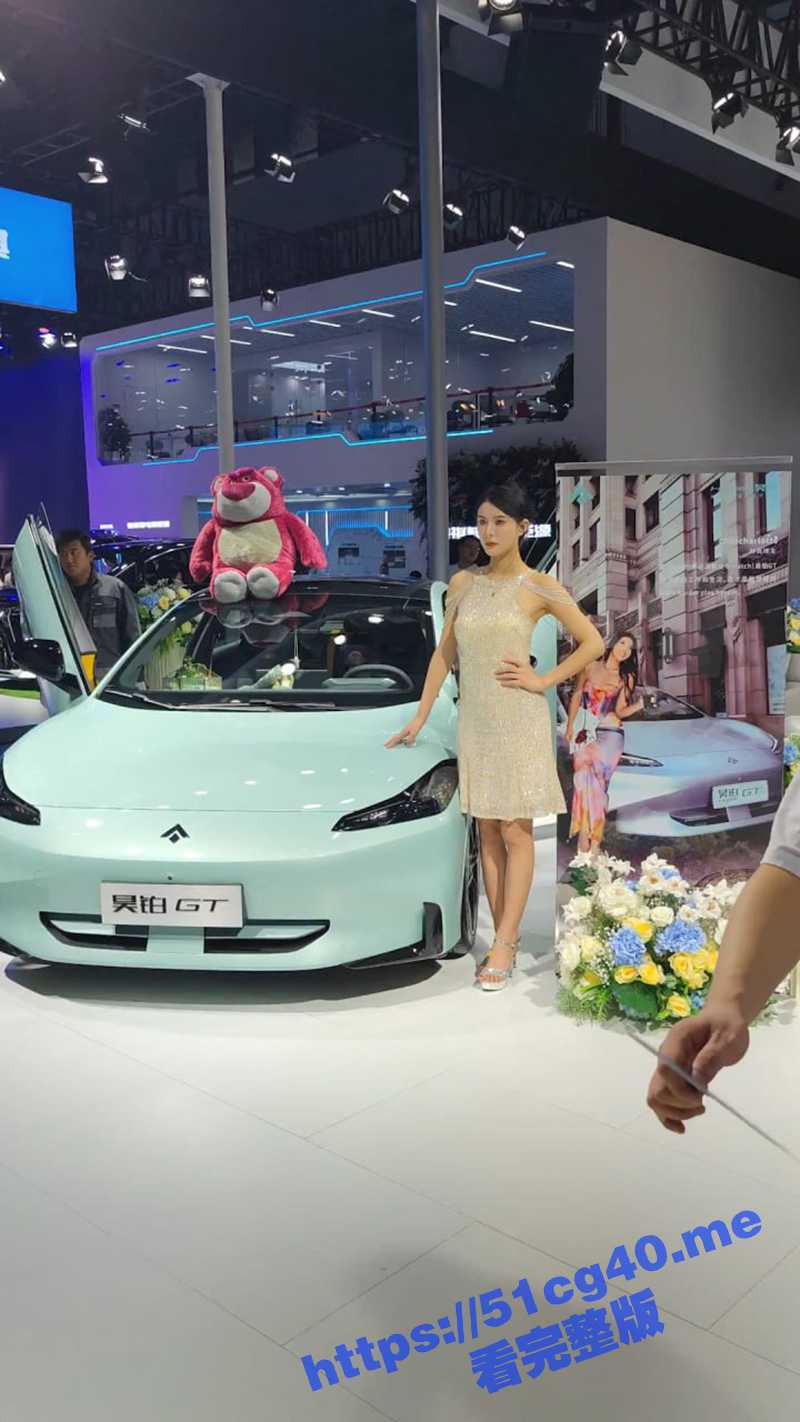 新春巨献 2023车展抄底！抖音说车博主 车展礼仪 极品车模 裙底风光一览无遗！ - 51吃瓜网-51吃瓜网
