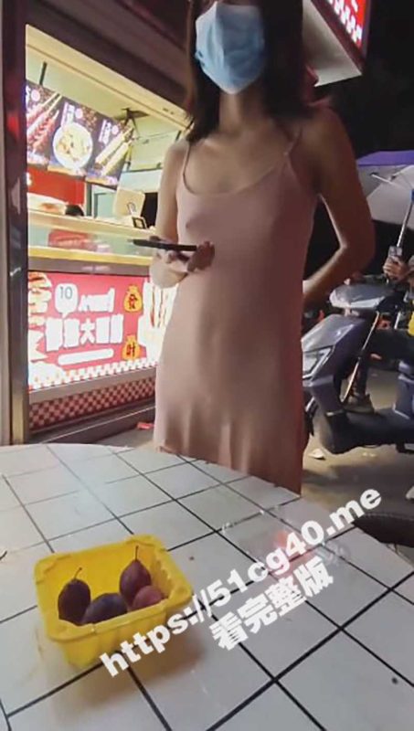 反差母狗真空透视装当街露出 丝毫不在意路人眼光 被人拍摄也无所谓-51吃瓜网