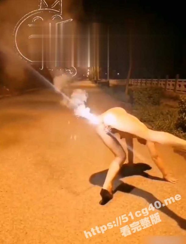 好好好 你这么玩是吧！菊花里塞烟花棒点燃 火光四射 这年味儿不就有了吗-51吃瓜网