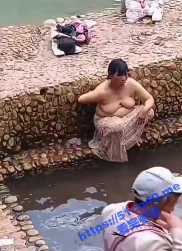 东南亚地区的开放裸浴 大妈这奶子是真大啊 一旁的大爷看的手都哆嗦 多年脑血栓都好了-51吃瓜网