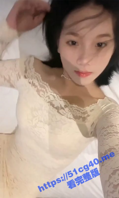 漂亮学生妹被人拉去开房1V2 脸挺嫩逼却特别黑 应该也是老司机了！-51吃瓜网