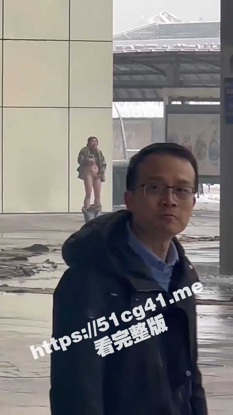 主人的任务？襄阳大街上一痴女淡定自慰 旁边人来人往 还有人上去搭讪 - 51吃瓜网-51吃瓜网