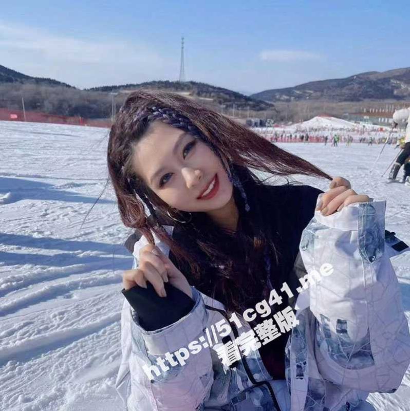 杭州外国语学院 极品反差大四眼镜妹 沈欣怡 抖音发同城被二代哥开着跑车接去吃饭 当晚直接开房拿下-51吃瓜网