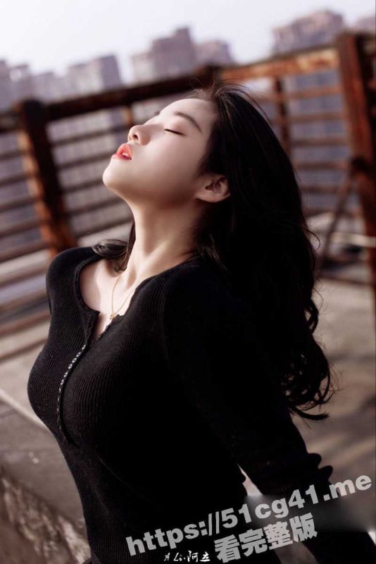 重磅模特私拍泄密！摄影大师 ALi 风情万种的反差女神 拍完人体私房裸照后 掏出鸡巴爽一下！-51吃瓜网