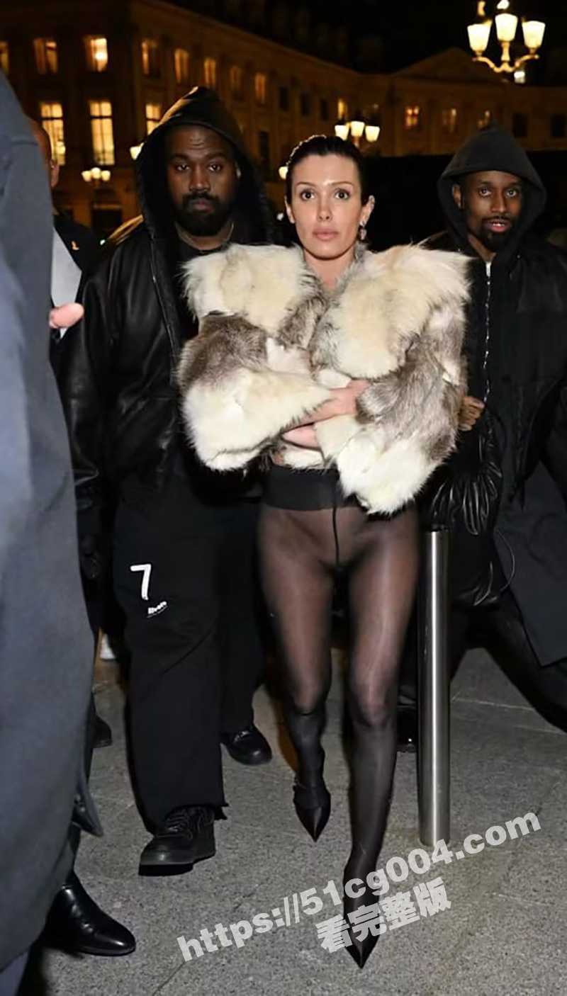 比之前更夸张!侃爷老婆 Bianca 不穿内衣 下半身只穿透视黑丝袜 露出私处逛巴黎! - 51吃瓜网-51吃瓜网