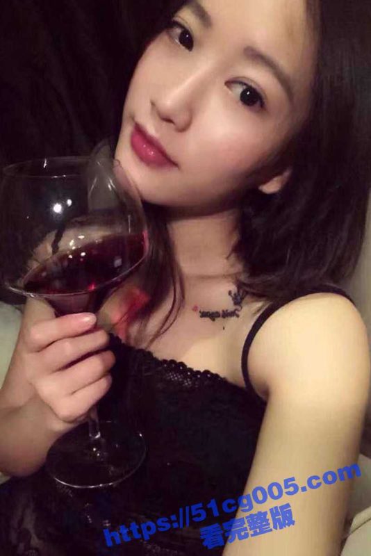 极品颜值的反差婊 约两名炮友在酒店内进行3P大战！被炮友的两根大屌前后夹击！-51吃瓜网