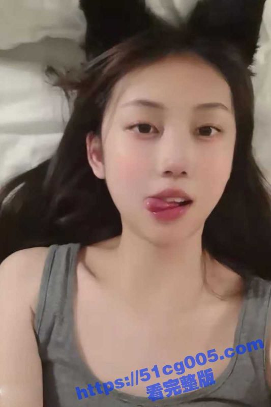 漂亮的反差小母狗 被主人带上手铐与口球上演极致调教！被玩弄到无助的扭动曼妙身姿！-51吃瓜网