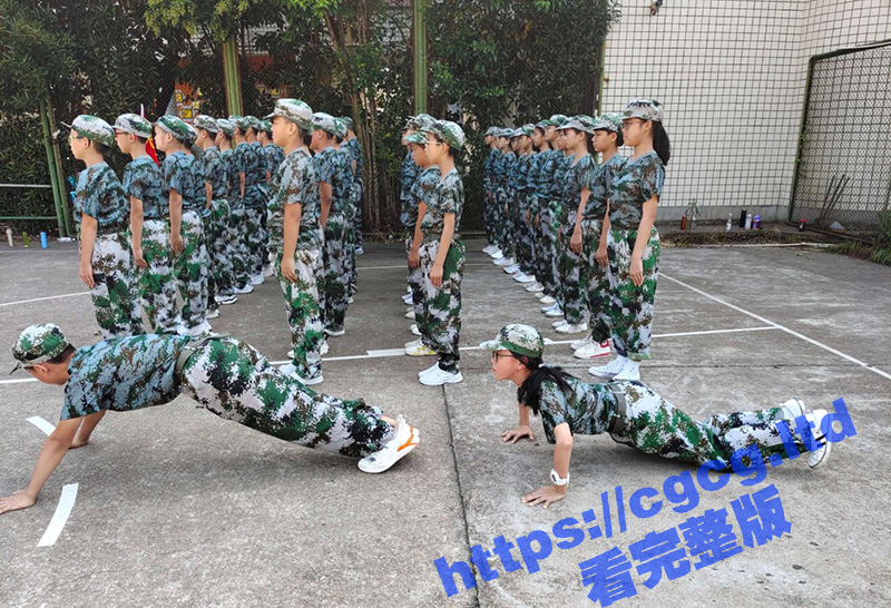 教官是真饿了！大一女生军训迟到 被教官单独留下训练 最后强迫女生和自己车震 女生还一脸不情愿！-51吃瓜网