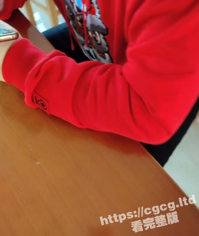 震惊！极品白嫩骚货美女 竟然溜进校园勾引男学生破处 舔鸡巴后入高潮浪叫超刺激-51吃瓜网