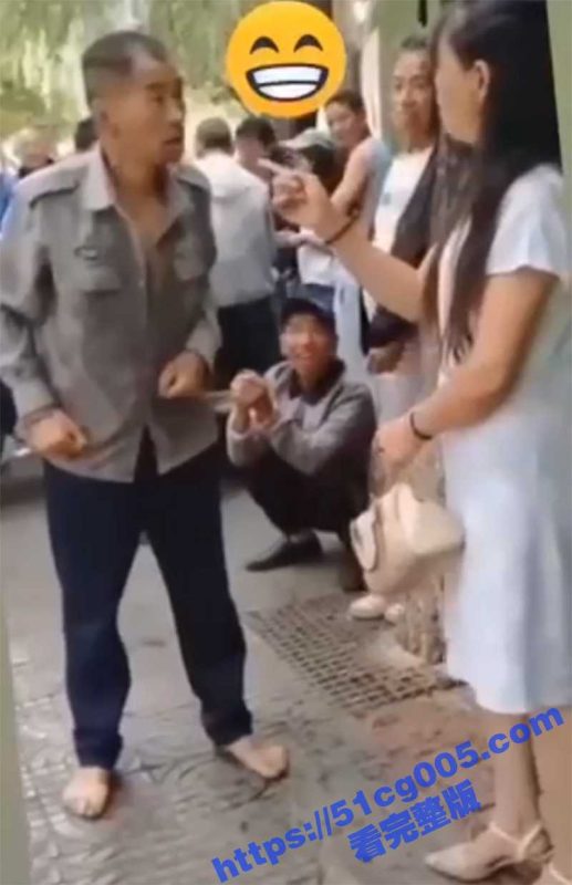 猎奇事件大爷当众掀开美女裙子 声称我就看看逼 果然你大爷还是你大爷 真是老流氓啊-51吃瓜网