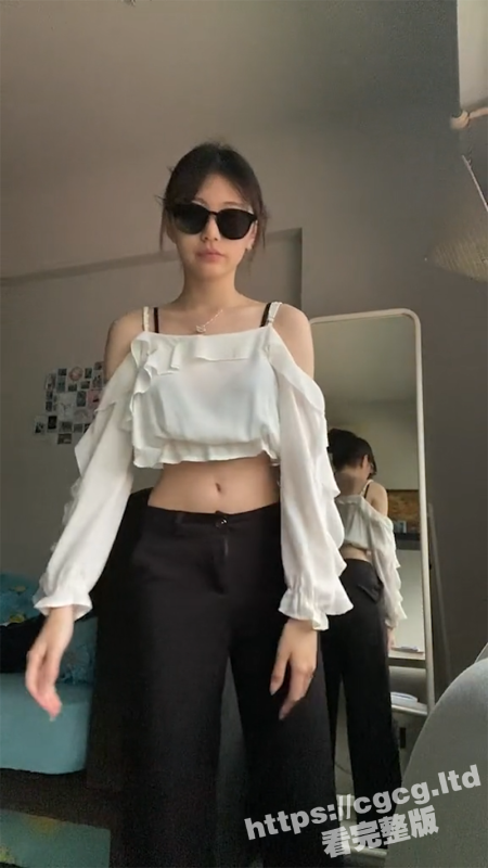 超粉嫩眼镜学生妹自拍视频流出 逼毛都还没长齐 是真的嫩 在家脱下内裤扣粉嫩一线天小穴-51吃瓜网