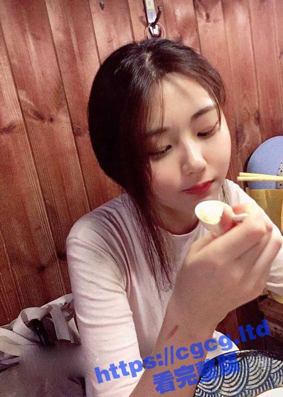 清纯反差婊学生妹 长相甜美乖巧 在床上却淫荡无比 眼神勾人无比 都快要拉丝了！-51吃瓜网