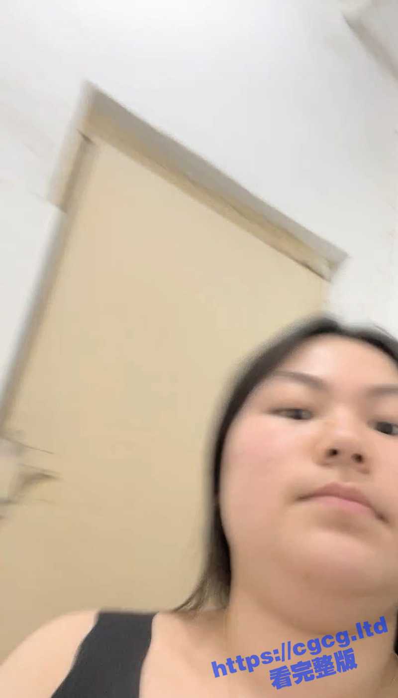 大学宿舍的乐趣！偷拍室友 聊八卦打游戏上厕所 蚊帐内骚逼一抠一手水 真实刺激 - 51吃瓜网-51吃瓜网