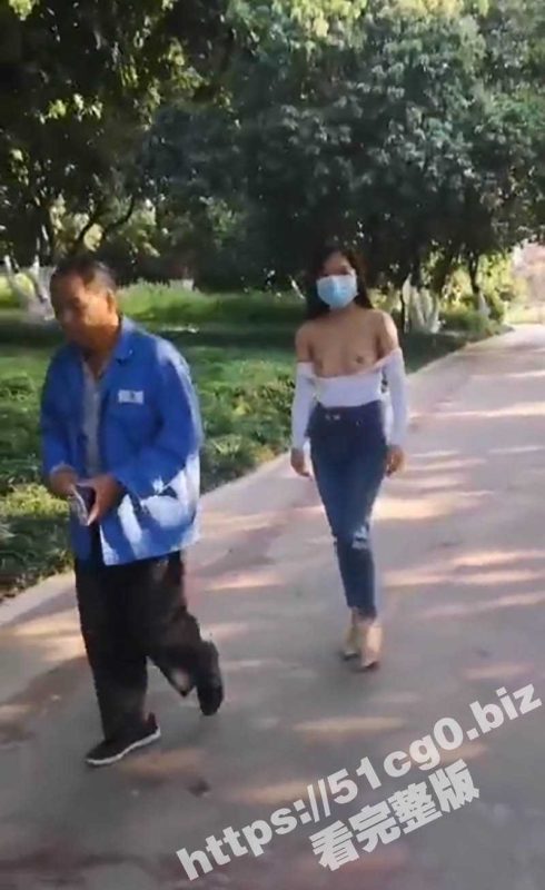 骚母狗跟着主人玩露出 在小树林勾引大爷 大爷明显愣了一会儿 怀疑自己看花眼了-51吃瓜网