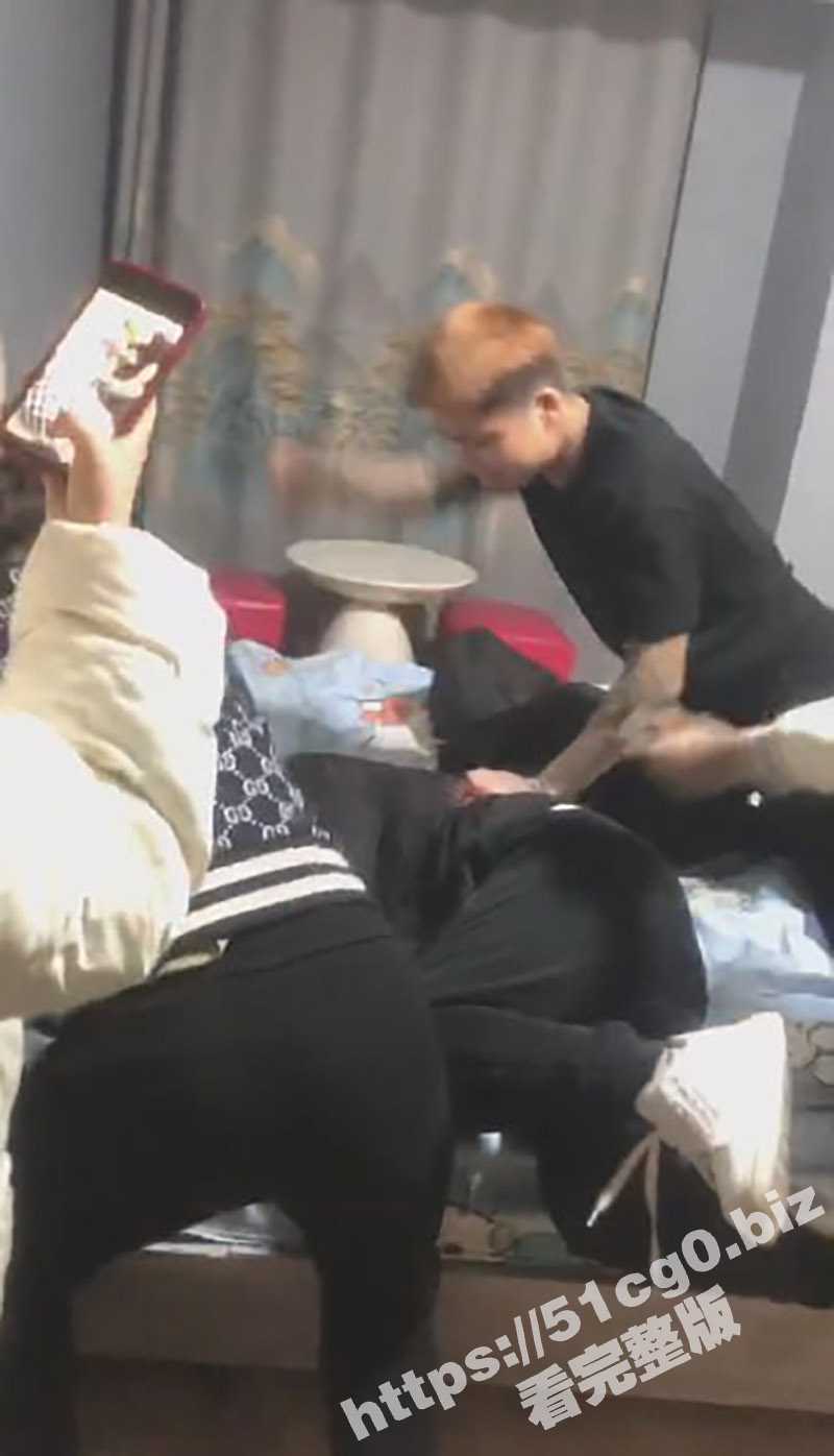 吃瓜霸凌事件 两男两女被一群精神小伙小妹狂欧五分钟 打的满脸血 实在是太猖狂了！ - 51吃瓜网-51吃瓜网