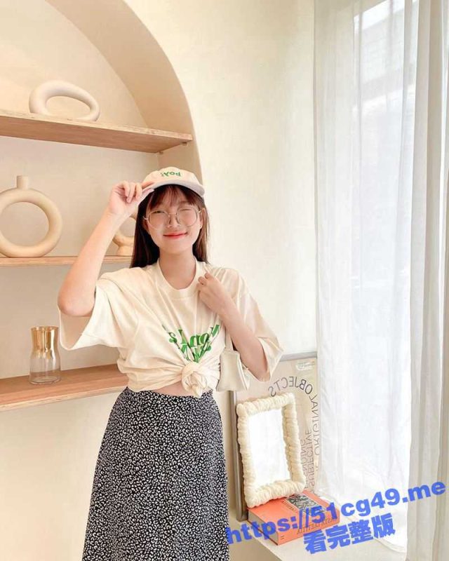 反差婊还是得看眼镜妹 眼镜女高中生跟网友裸聊 疯狂抽插自己的小穴表情好销魂-51吃瓜网
