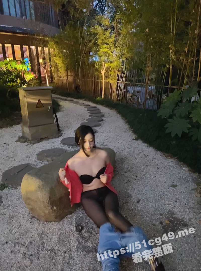 重磅福利高价购买分享 极品颜值 嫩模龙雪儿露出后被暴力撕破黑丝 三点全漏 - 51吃瓜网-51吃瓜网