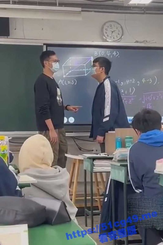 台湾 高中生这么猖狂吗 课堂上因为老师批评他几句 直接就上台暴揍老师！-51吃瓜网