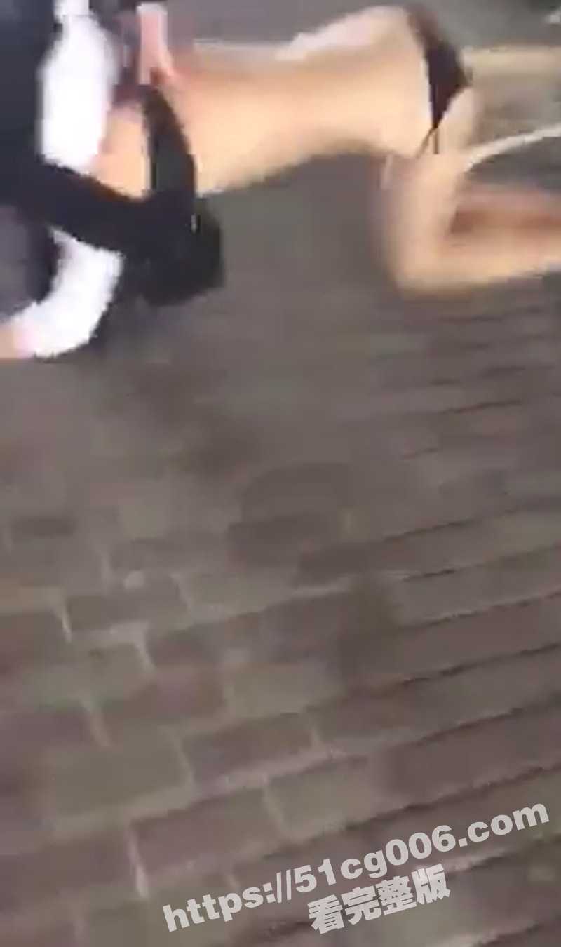抓奸现场！原配在街上殴打美女小三 一前一后两马分尸 把丝袜内裤都扯破了 - 51吃瓜网-51吃瓜网