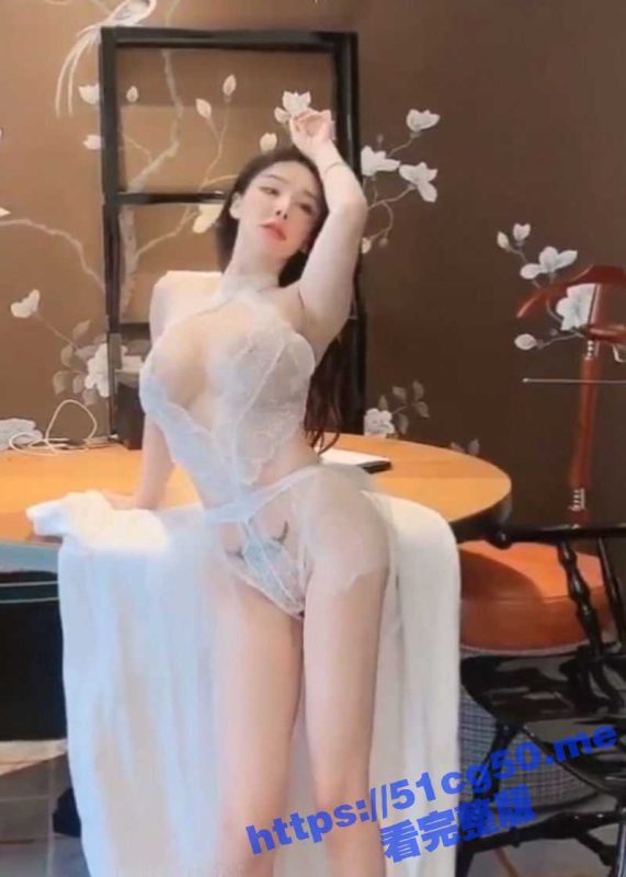 秀人网顶级人气模特 潘娇娇 气质大美女穿着浴袍加白色蕾丝情趣内衣上演极致诱惑！-51吃瓜网