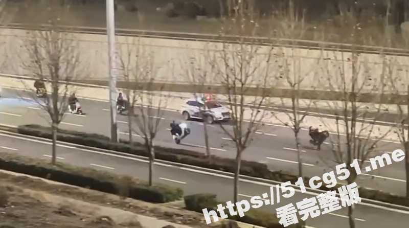 郑州奥体 大批鬼火少年硬刚巡逻交警 直接在警车前面开秀 最后毫无意外集体被抓-51吃瓜网