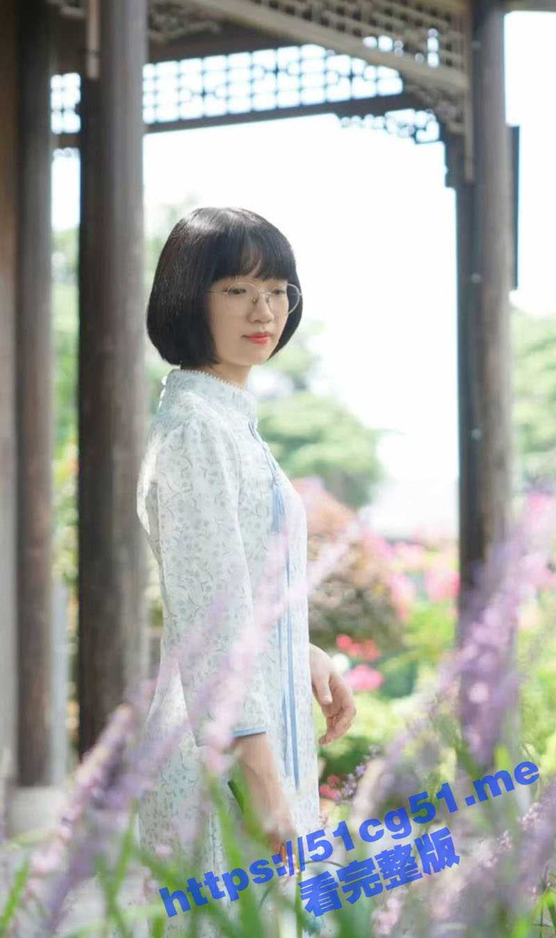 冒死爬窗偷拍房东稚嫩的小女儿洗澡 还顺手牵羊地把她本命年的红内裤拿走留个纪念 附加生活照 - 51吃瓜网-51吃瓜网