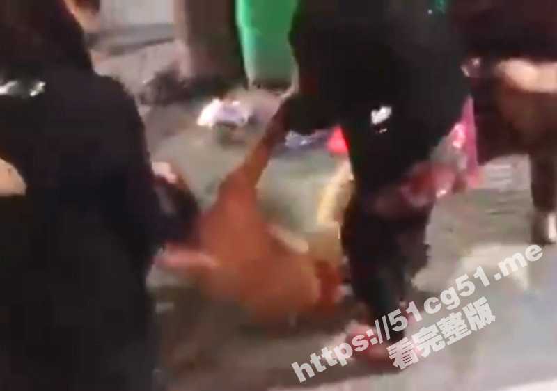 精彩女人撕逼大战！当街扒衣服一丝不挂 挨揍的白裤女一看就很骚 白色铅笔裤里穿着红色蕾丝内裤-51吃瓜网