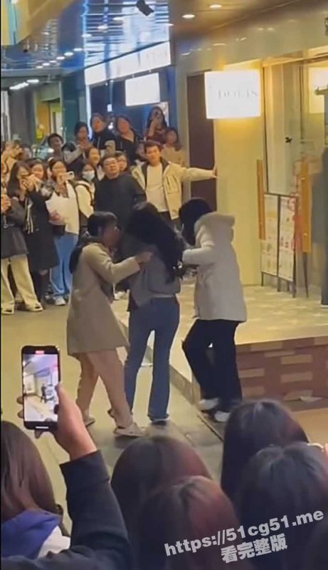汕头潮阳东山公园 女子出轨被老公发现来捉奸 第三者躲在便利店里不敢出来 现场炸裂-51吃瓜网