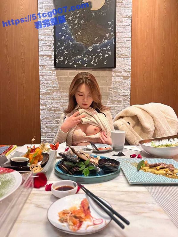 极品反差露出婊穿着黑丝在餐厅露出 桌上一本正经 桌下开始足交口交-51吃瓜网