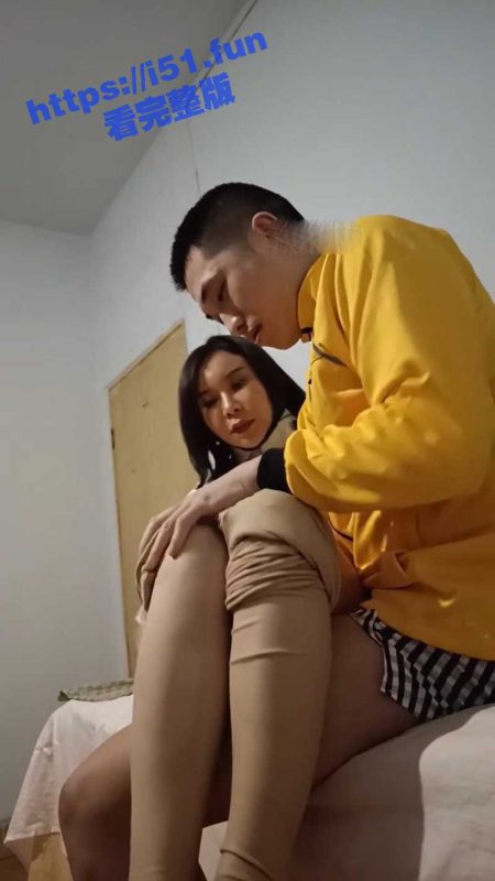 帅小伙嫖娼偶遇男粉丝 一起3P熟女姐姐 粉丝在一旁打飞机 竟然还上来吃了两口鸡巴！-51吃瓜网