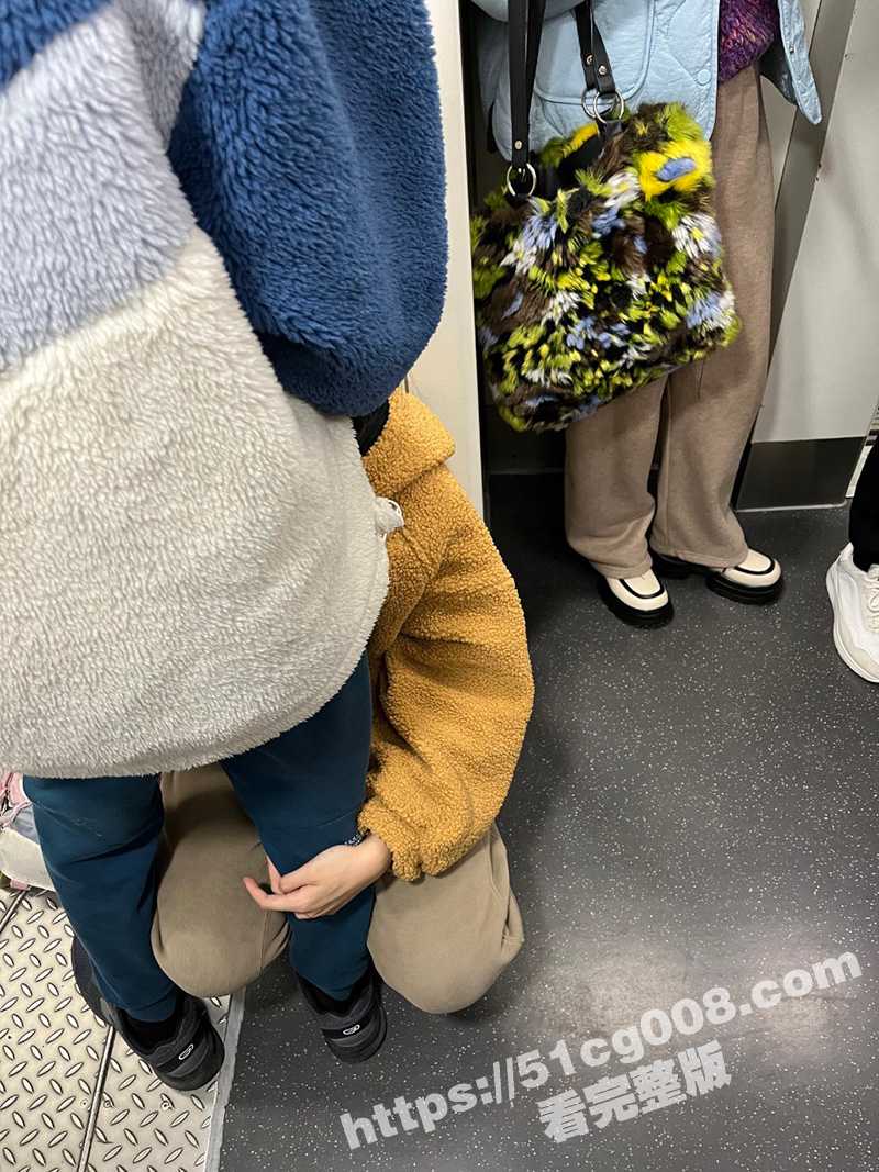 上海二号线 地铁上妹子给男友口交 这个拍摄角度也太刁钻了！ - 51吃瓜网-51吃瓜网