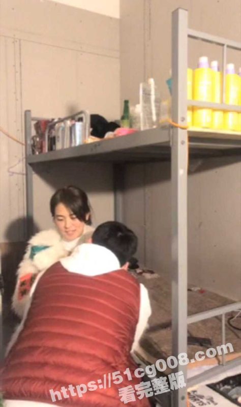 寂寞难耐的漂亮人妻在宿舍跟厂里的主管偷情 俩人干柴烈火激情做爱 剧烈运动把床摇得一晃一晃的-51吃瓜网
