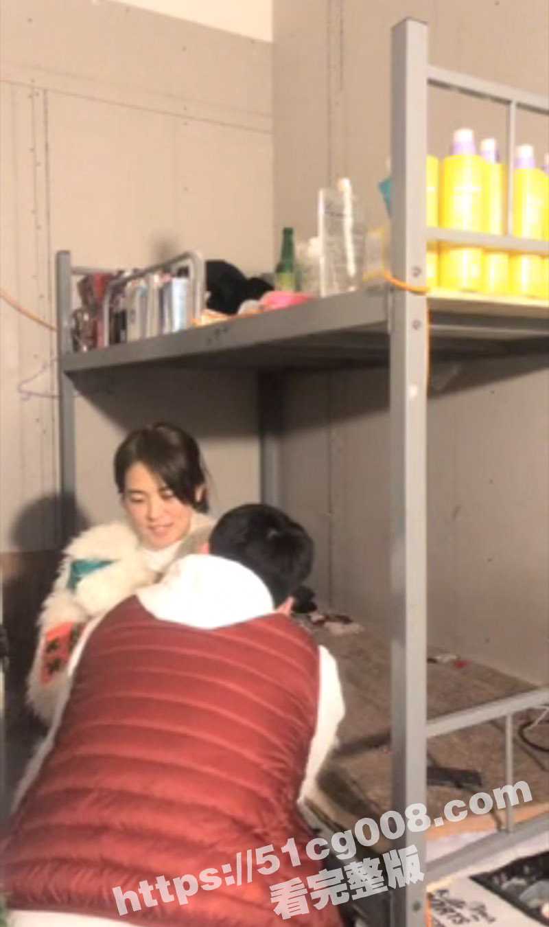 寂寞难耐的漂亮人妻在宿舍跟厂里的主管偷情 俩人干柴烈火激情做爱 剧烈运动把床摇得一晃一晃的 - 51吃瓜网-51吃瓜网