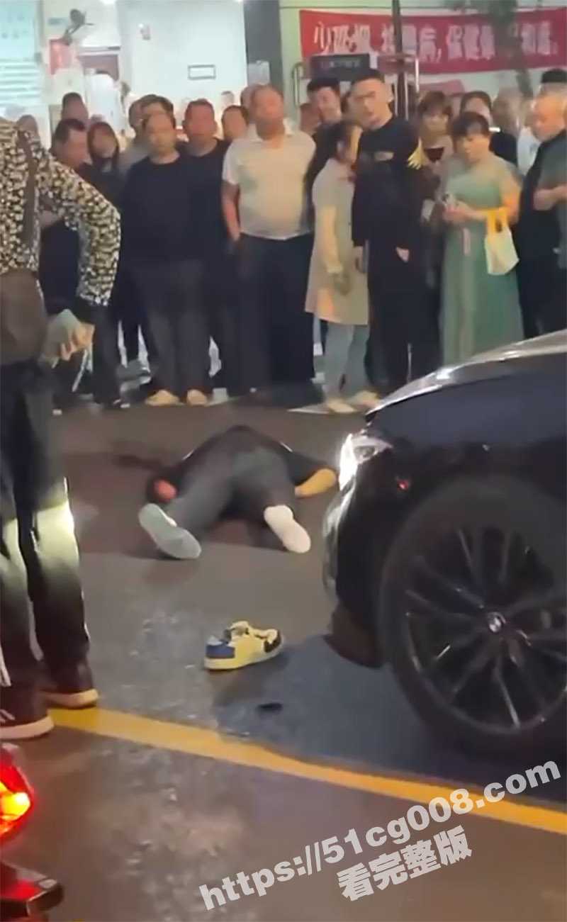 吃瓜砍人事件 路怒男子开车吐痰 吐到别人身上还下车骂人打人 被打者抄西瓜刀将其砍死 - 51吃瓜网-51吃瓜网