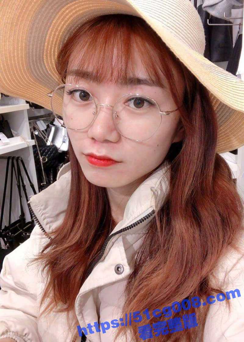 反差前女友！外表清纯无比的眼镜娘前女友 实则非常喜欢穿着制服丝袜趴在床上被后入！ - 51吃瓜网-51吃瓜网