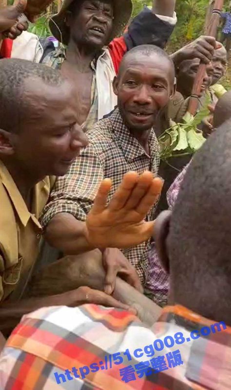 非洲原始部落野蛮割包皮 慎入!小刀一拉包皮就没了 小哥的黑脸都疼得发白了-51吃瓜网