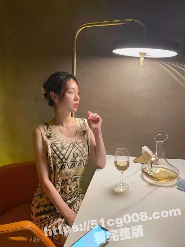 约炮  高颜值清纯美女 软磨硬泡三个月终于拿下 拍照是那么的优雅文静 床上就成了骚浪贱货-51吃瓜网