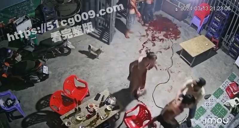 越南兄弟相残 因喝酒起冲突 哥哥回家拿刀捅杀弟弟 满地鲜血不治身亡！-51吃瓜网