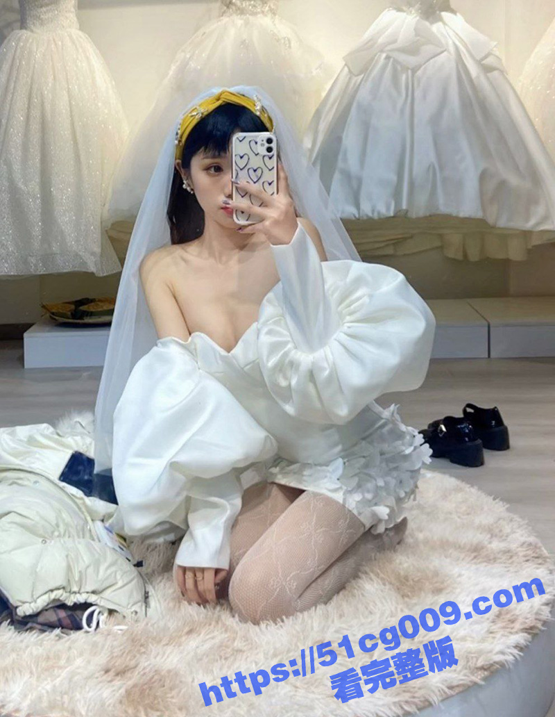 反差女神在酒吧被男闺蜜灌醉 带到酒店爆操 都醉成这样子了还能感觉到自己被操 - 51吃瓜网-51吃瓜网