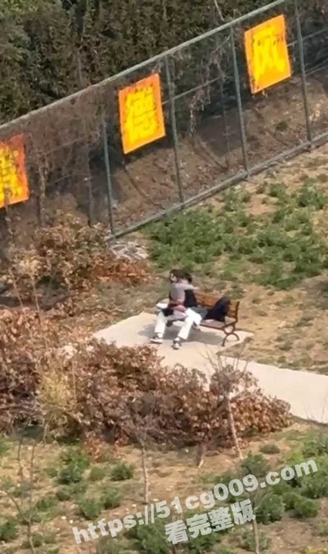 合肥某大学情侣学生在学校公园椅子上女上位做运动 引得楼上的男同学们一阵阵惊呼-51吃瓜网